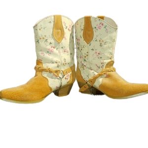 Super cute cowboy cowgirl boots 9.5 floral detail
